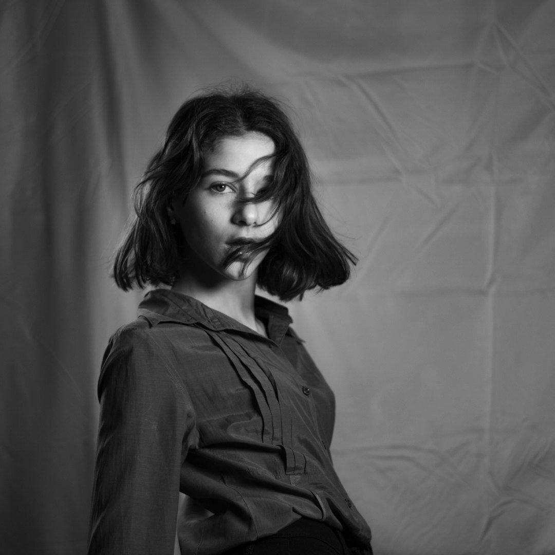 Portrait of an argentine woman in her late twenties, fashion writer